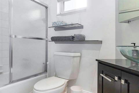 Bathroom Nr 3: with bath tub and shower combination
