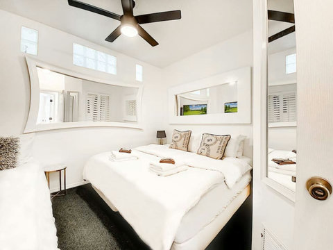 Bedroom Nr 1: can be set up with 1 King Bed or 2 Twin Beds and one extra twin bed.
