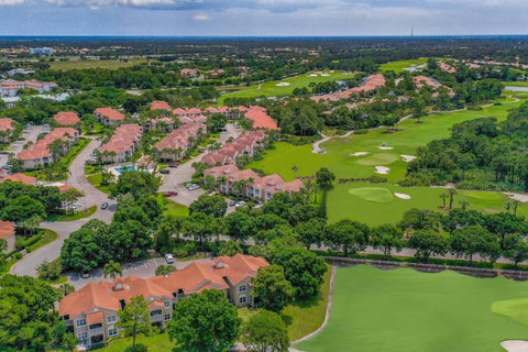 Golfers' paradise! Our villa is located next to & overlooking PGA Learning Center, offering free golf on the pitch & put course.

