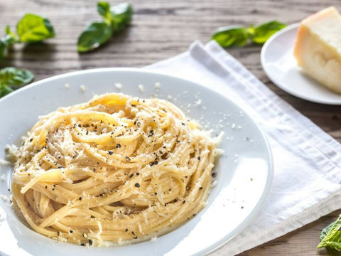 Stay at our villa and savor the dishes offered at Tutto Fresco nearby.
