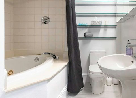 Bathroom Nr 1, comes with a combined shower and a Jacuzzi size Tub.
