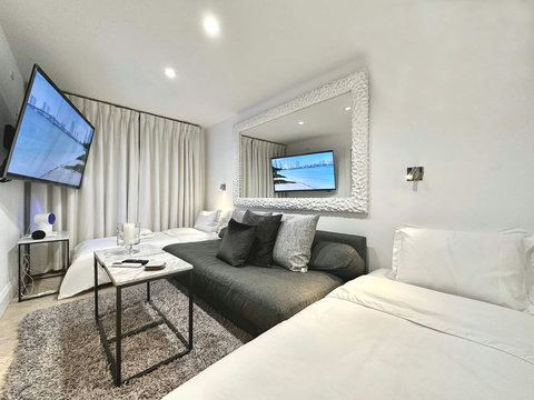 This is normally a living room (and recommended to keep it such to keep it as a living room for more social space, however it can be used as a private optional 8th bedroom  with private bath & in this case the dining room would be your meeting room).