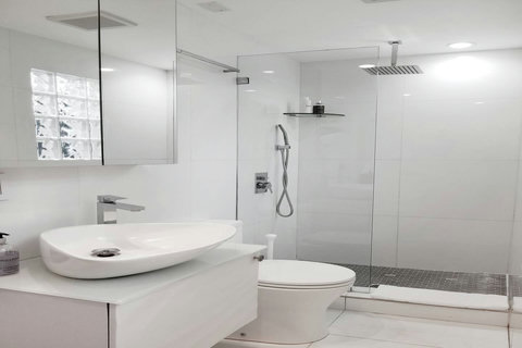 Bathroom, with toilet, sink and shower.