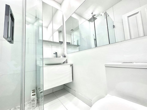 Bathroom, with toilet, sink and shower.