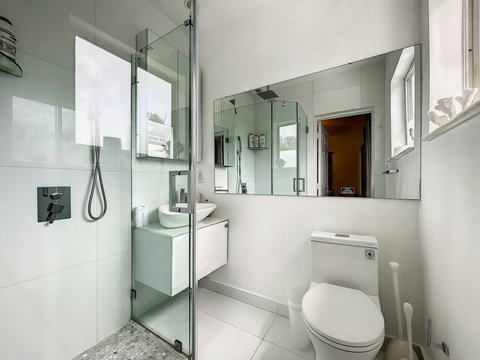 Bathroom, with toilet, sink and shower.