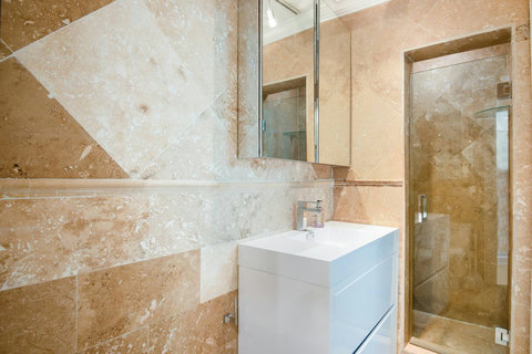 Bathroom, with toilet, sink and shower.