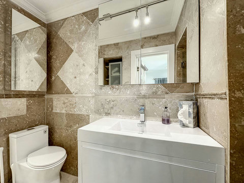 Bathroom, with toilet, sink and shower.