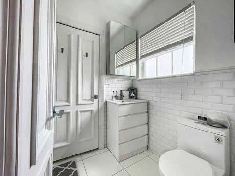 Bathroom, with toilet, sink and shower.