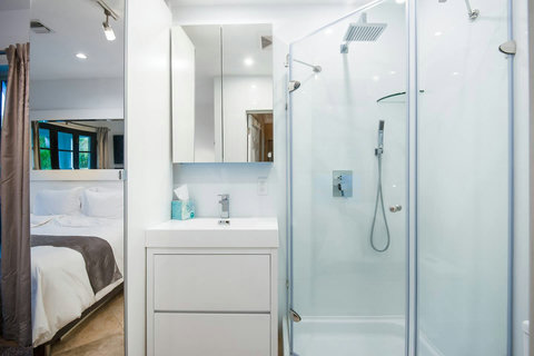 Bathroom, with toilet, sink and shower.