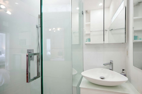 Bathroom, with toilet, sink and shower.