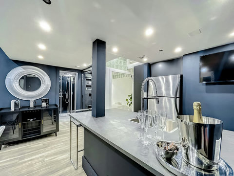 Enjoy Full-size kitchen with brand new Samsung stove, convection oven, air fryer, & island bar with in-kitchen dining. Entertain with 70-inch smart TV in the dining room, 50-inch in the kitchen, stone dining table for up to 12 persons & bar seating.