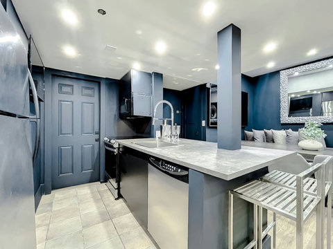 Enjoy Full-size kitchen with brand new Samsung stove, convection oven, air fryer, & island bar with in-kitchen dining. Entertain with 70-inch smart TV in the dining room, 50-inch in the kitchen, stone dining table for up to 12 persons & bar seating.
