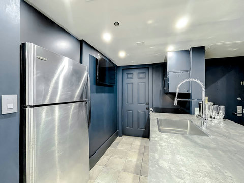 Enjoy Full-size kitchen with brand new Samsung stove, convection oven, air fryer, & island bar with in-kitchen dining. Entertain with 70-inch smart TV in the dining room, 50-inch in the kitchen, stone dining table for up to 12 persons & bar seating.
