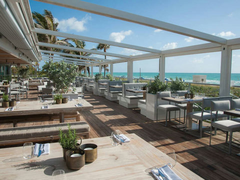 Close to many stylish rooftop restaurants offering breathtaking city views and a relaxed yet vibrant atmosphere. It’s the perfect spot to enjoy sunset cocktails, a romantic dinner under the stars, or a lively evening with friends.