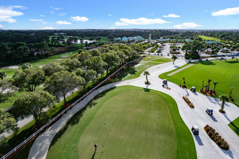 Experience the ultimate golf retreat at our villa, nestled beside and offering breathtaking views of the PGA Learning Center. Enjoy complimentary golf on the pitch and putt course, all in the best location within PGA Village!
