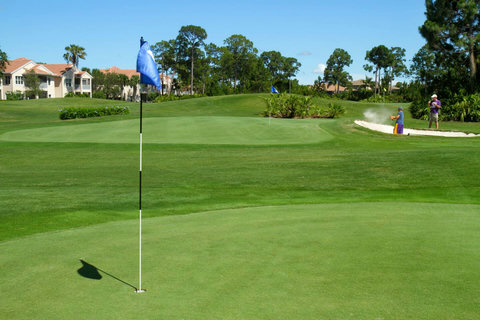 Experience the ultimate golf retreat at our villa, nestled beside and offering breathtaking views of the PGA Learning Center. Enjoy complimentary golf on the pitch and putt course, all in the best location within PGA Village!
