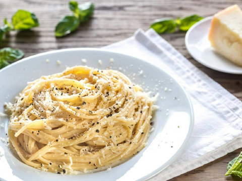 Stay at our villa and savor the dishes offered at Tutto Fresco nearby.
