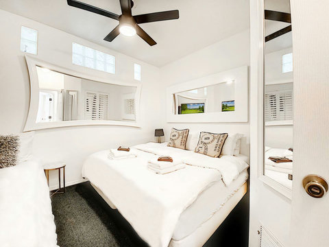 Bedroom Nr 1: can be set up with 1 King Bed or 2 Twin Beds and one extra twin bed.