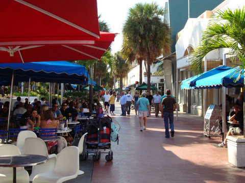 Foodie's Paradise- Prime location at the famous restaurant district, surrounded by Espanola Way, Lincoln Rd, and Ocean Dr - all within 2 blocks.
