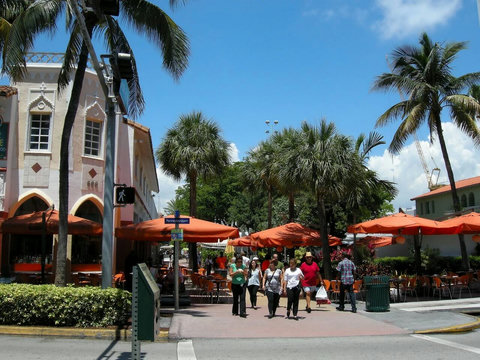Conveniently walk to Lincoln Road's world-class restaurants, including the famous Cheesecake Factory, offering the best in American fusion cuisine.
