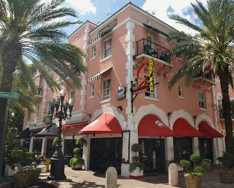Foodie's Paradise- Prime location at the famous restaurant district, surrounded by Espanola Way, Lincoln Rd, and Ocean Dr - all within 2 blocks.
