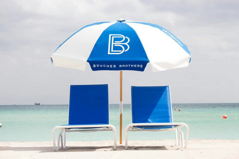 Beachside Paradise - Enjoy resort-style amenities with beach chair, umbrella, and canopy rentals right outside on Lummus Park, one of America's most popular beaches, stretches from about 6th-14th street, boasting gentle surf and amazing white sand.
