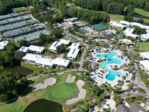 A Golfer's Paradise - Enjoy views of Championship Golf by Arnold Palmer and a serene pond from our back garden, adjacent to the resort Tennis Courts in the stunning Saddlebrook Golf & Country Club community.