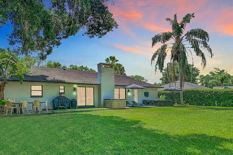 Step into serenity at our back garden with an outdoor living room style patio, offering breathtaking views of the lake and Saddlebrook Golf Resort Course. Best of all, golf, tennis, and resort dining are just a stone's throw, about 100 yards away.
