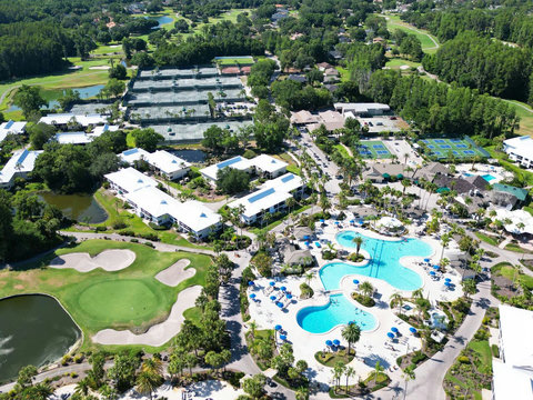 A Golfer's Paradise - Enjoy views of Championship Golf by Arnold Palmer and a serene pond from our back garden, adjacent to the resort Tennis Courts in the stunning Saddlebrook Golf & Country Club community.