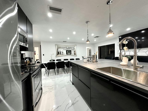 Bright, modern kitchen with everything you need to cook and feel at home.