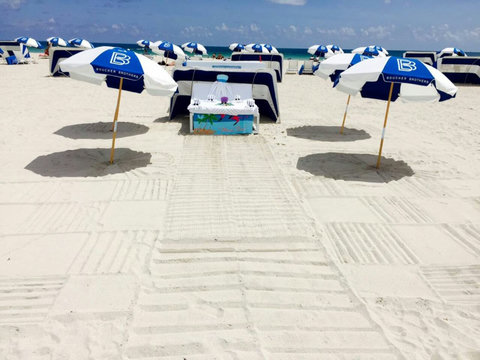 Beachside Paradise - Enjoy resort-style amenities with beach chair, umbrella, and canopy rentals right outside on Lummus Park, one of America's most popular beaches, stretches from about 6th-14th street, boasting gentle surf and amazing white sand.