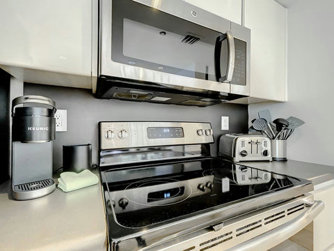 Modern full-size kitchen with a bar, equipped with Nespresso and Keurig coffee makers, a toaster, a Soda Stream for sparkling waters, and Vitamix for the perfect health drinks.