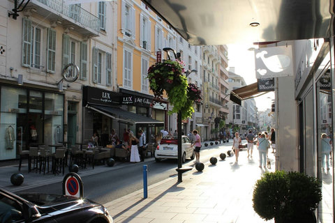 Embrace the essence of elegance! Our apartment on the iconic Rue D'Antibes offers a sophisticated retreat, surrounded by world-class shopping and cultural delights. 