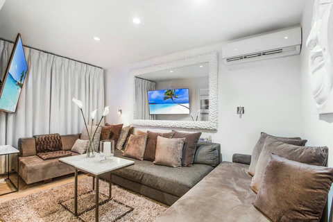 This is normally a living room (and recommended to keep it such to keep it as a living room for more social space, however it can be used as a private optional 8th bedroom  with private bath & in this case the dining room would be your meeting room).