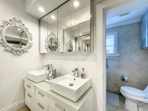 Bathroom, with toilet, sink and shower.