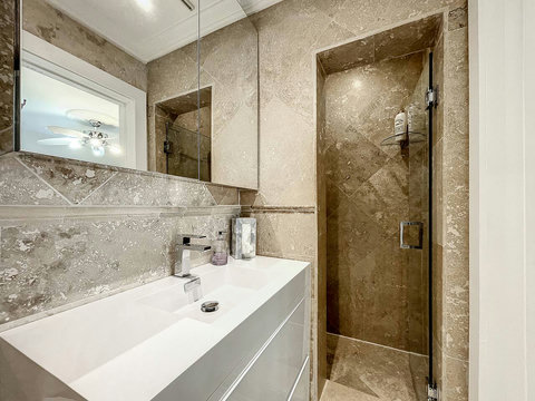 Bathroom, with toilet, sink and shower.