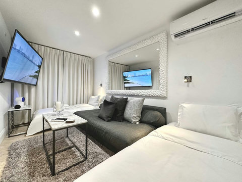 This is normally a living room (and recommended to keep it such to keep it as a living room for more social space, however it can be used as a private optional 8th bedroom  with private bath & in this case the dining room would be your meeting room).