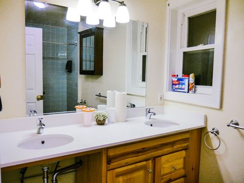 Dual vanity in bathroom