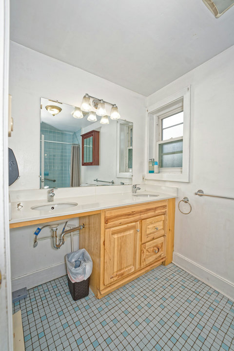 Dual vanity in bathroom