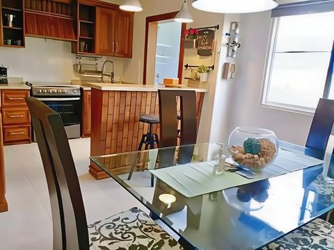Mesa de comedor, vista a la cocina 