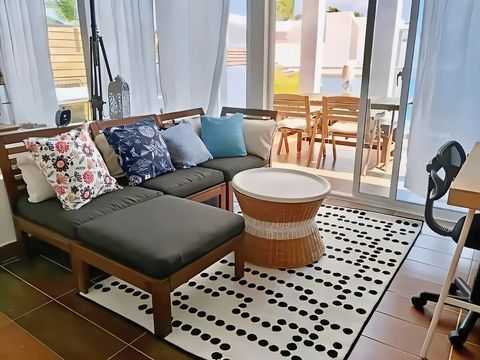 Muebles de descanso, puertas de salida a la terraza exterior 