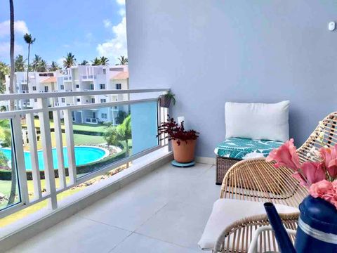 Balcón, muebles de exterior, vista a la piscina 