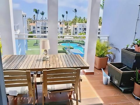 Comedor exterior con vista a la piscina 