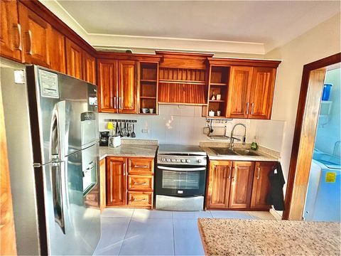 Cocina, nevera, salida al cuarto de lavado 