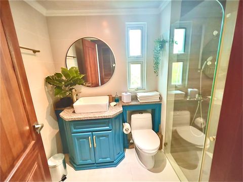 Baño, ducha, inodoro, espejo 