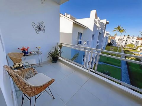 Balcón, muebles de exterior, vista a la piscina 