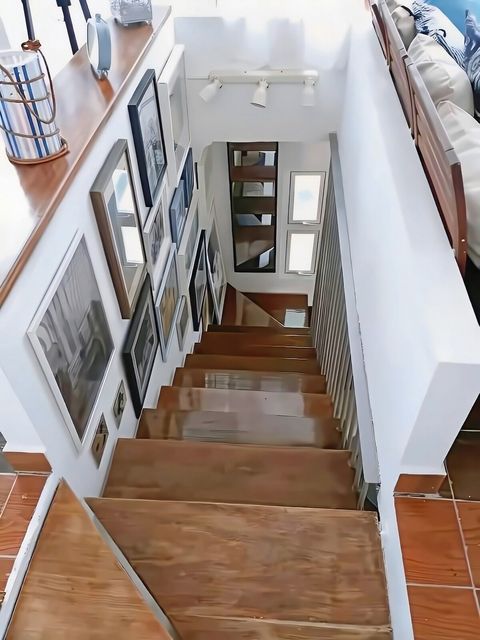 Escaleras hasta el 2do nivel 