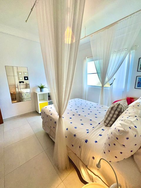 Habitación, cama Queen, espejo de pared 