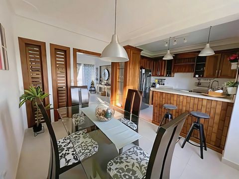 Mesa de comedor, 4 asientos, vista a la cocina y a la sala de estar