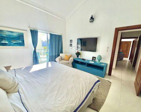 Habitación, puerta de entrada, TV, puertas al balcón 